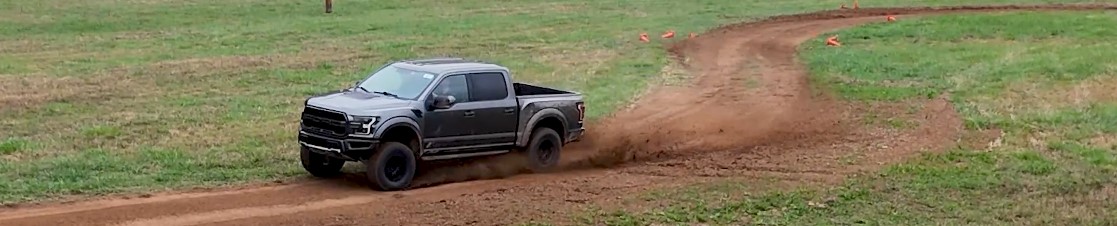 Una pick-up en una pista de tierra durante una prueba de neumáticos todo terreno de Tyre Reviews