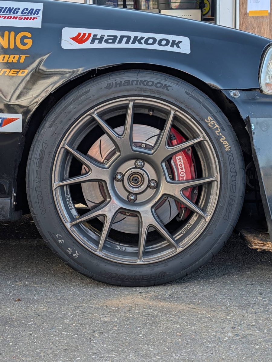 Hankook Ventus RS4 225/45 ZR17 en el eje delantero del Civic